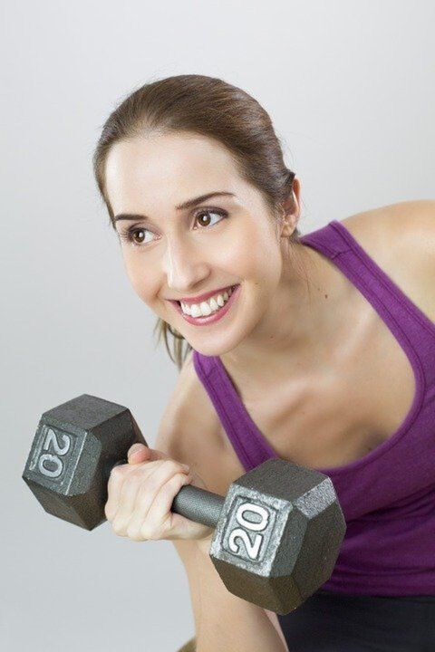girl with dumbbells exercises to lose weight