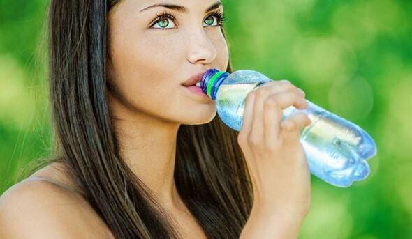 To lose weight effectively you need to drink enough water. 
